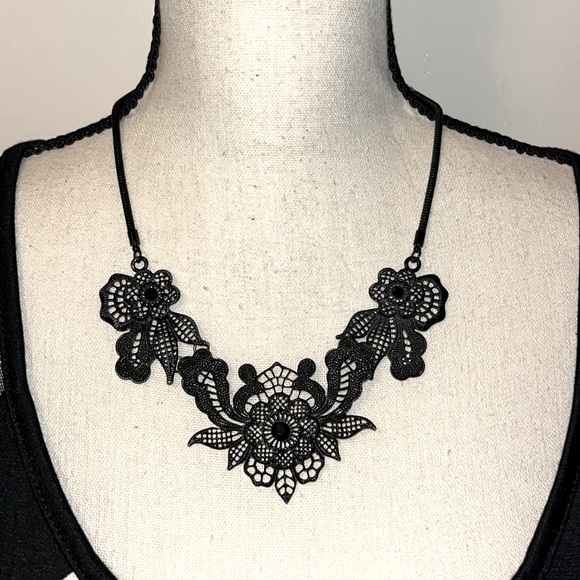 Jewelry - Black lace floral necklace